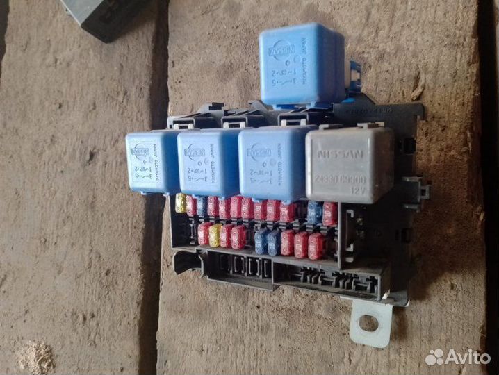 Блок предохранителей салонный Nissan Liberty RNM12