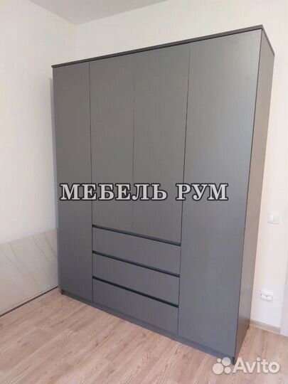 Шкаф новый вместительный