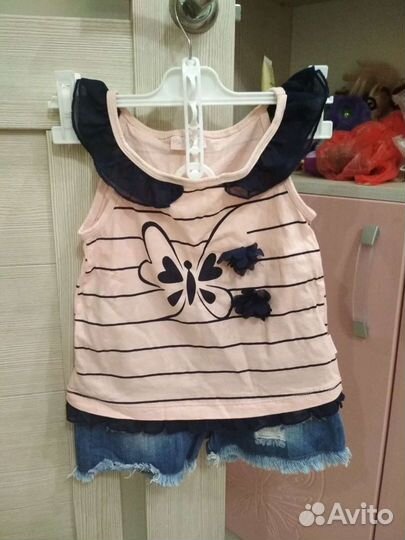 Футболка и джинсовые шорты