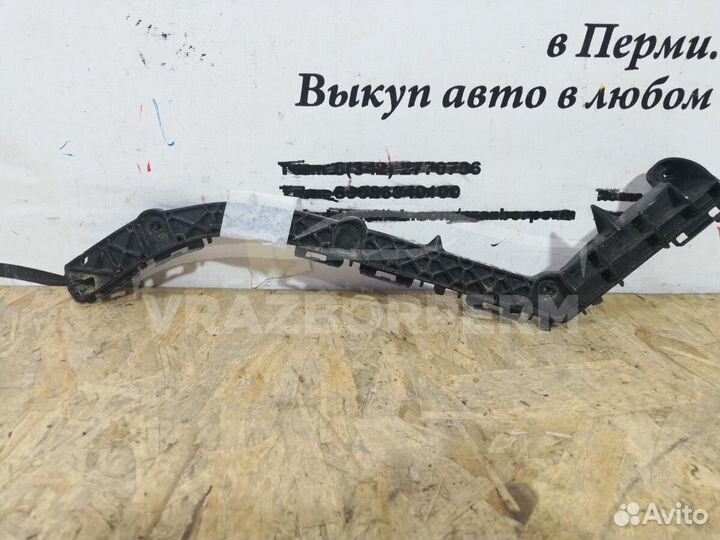 Кронштейн бампера заднего правый Toyota Land Cruis