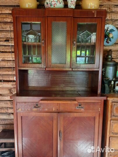 Старинный антикварный шкаф буфет