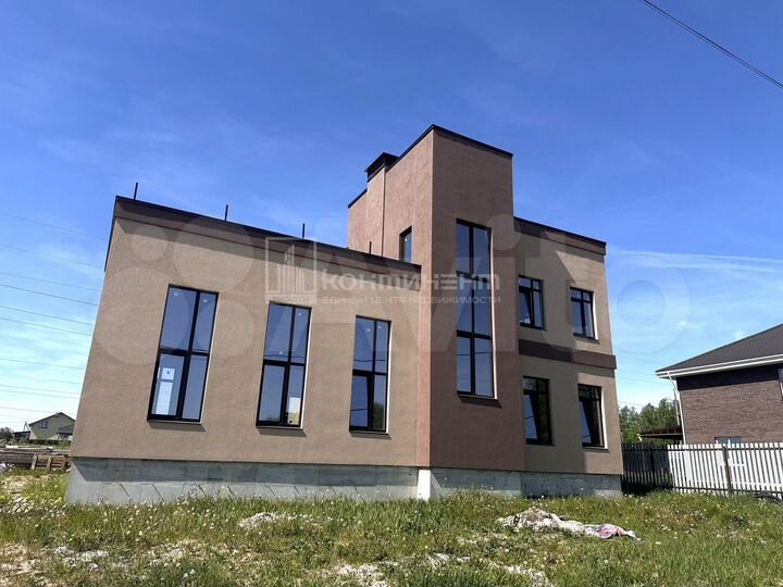 Коттедж 220 м² на участке 7,6 сот.