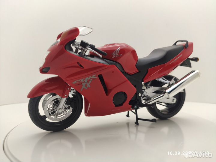 Модель мотоцикла 1:12 honda CBR 1100 XX