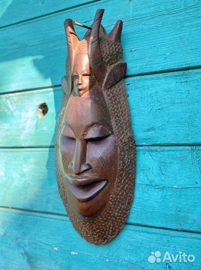 Маска из массива красного дерева