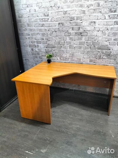 Угловой письменный стол