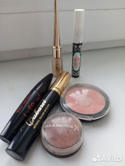 Коробка косметики и аксессуаров