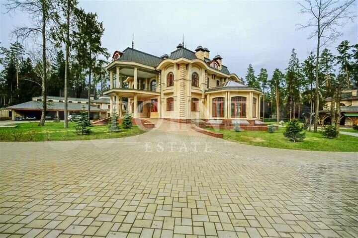 Дом 1200 м² на участке 100 сот.