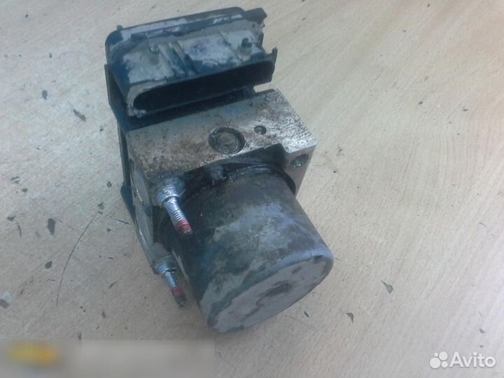 Блок ABS (насос) Toyota Auris (E15) 2006-2012