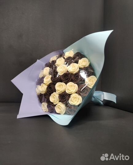 Букет из Тёмного и Белого Шоколада - 37 Роз