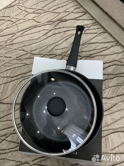 Сковорода новая с крышкой 28см