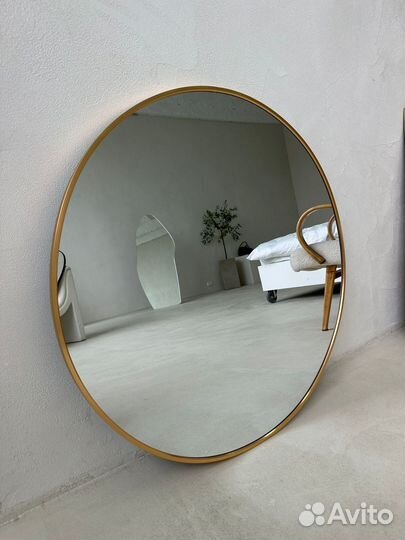 Зеркало в тонкой алюминиевой раме