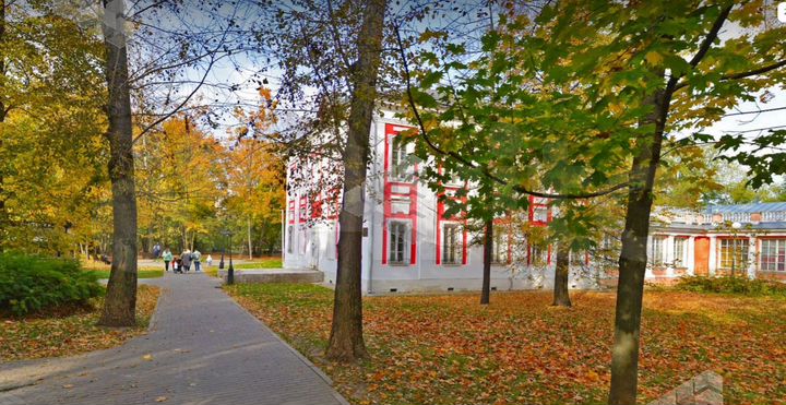 Целиком Здание 304 м², в центре парка