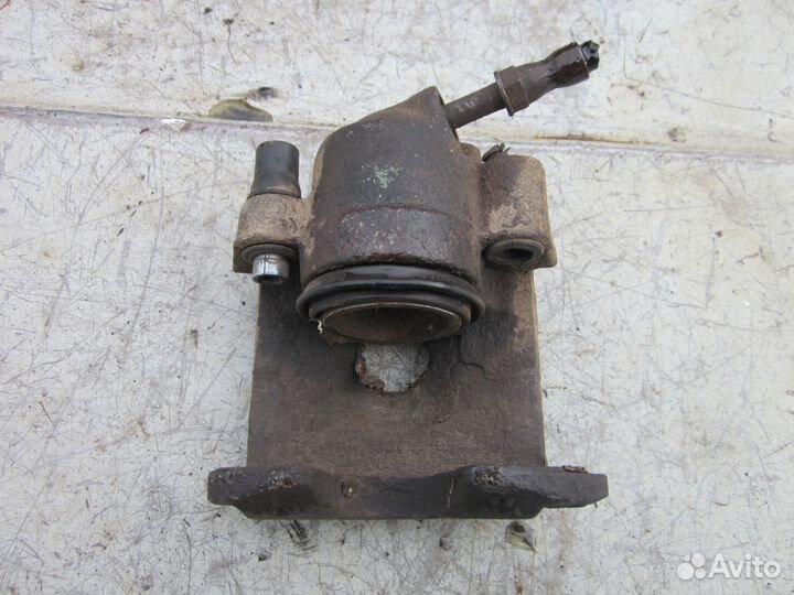 Суппорт передний правый Volkswagen Golf 3