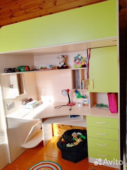 Детская кровать чердак со столом и шкафом