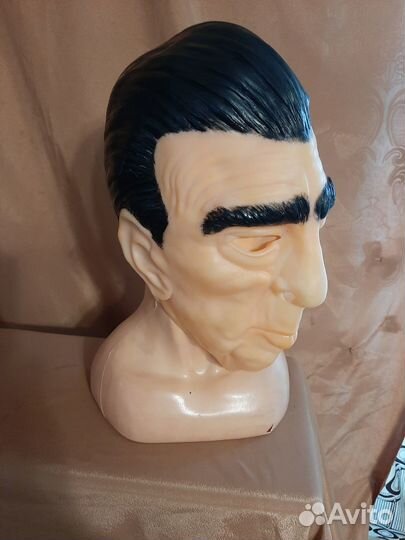 Маски полит. деятелей:Брежнев,Ельцин,Жириновский