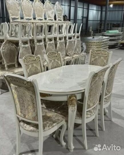 Обеденный стол со стульями