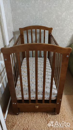 Детская кроватка с маятником и ящиком