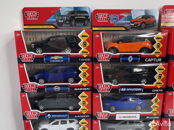 Модель машинки металлическая 1:43 в коробке