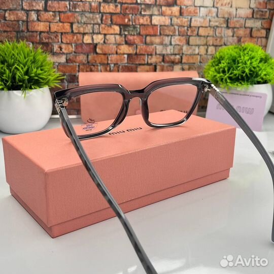 Miu miu очки: стильные и модные классические