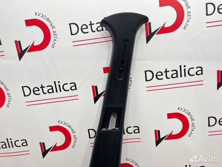 Накладка центральной стойки правая LADA Largus 1