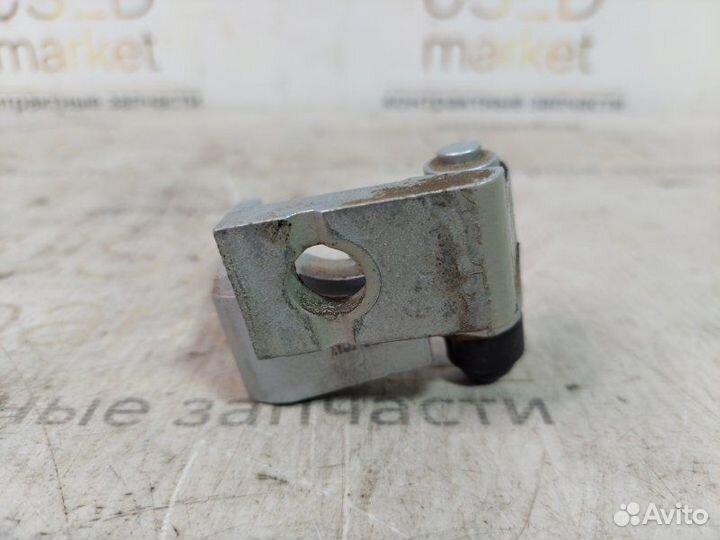 Петля двери задняя правая Volkswagen Passat B5+