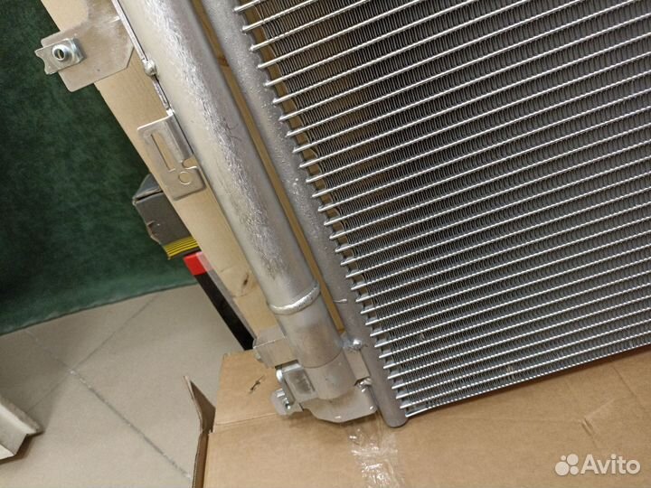 Радиатор кондиционера на Вольво хс90 (2002-2014г)
