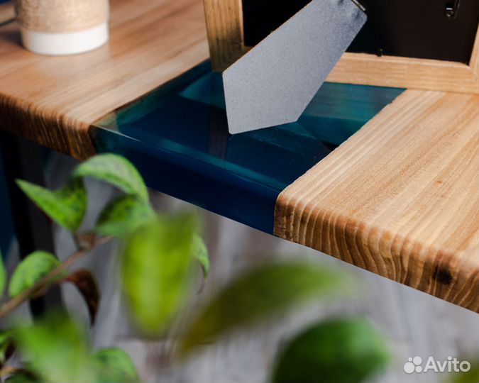 Стол «Река» из слэба вяза и эпоксидной смолы