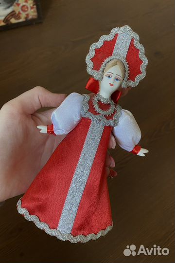 Кукла фарфоровая