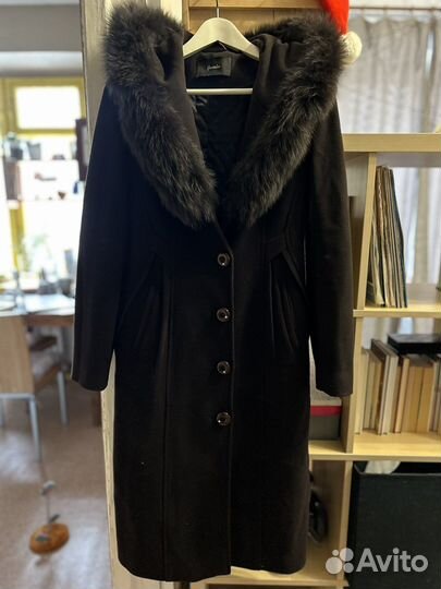 Пальто зимнее с меховым капюшоном