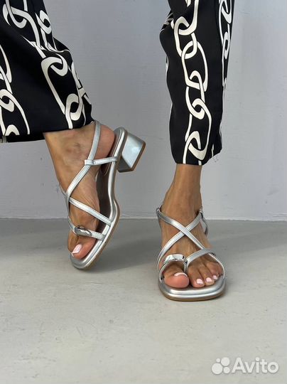 Босоножки на каблуке