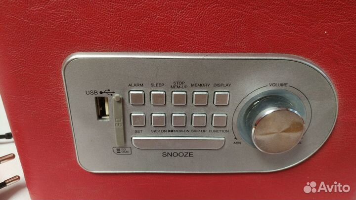 Портативный радиоприёмник.Часы.Telefunken TF-1633U