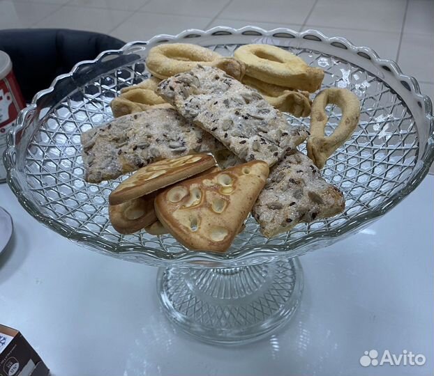 Старинная ваза на ножке