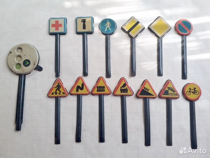 Развивающая игра. Набор дорожных знаков. Металл