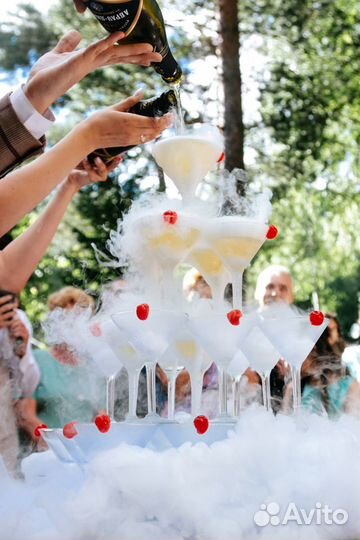 Горка из бокалов шампанского на свадьбу