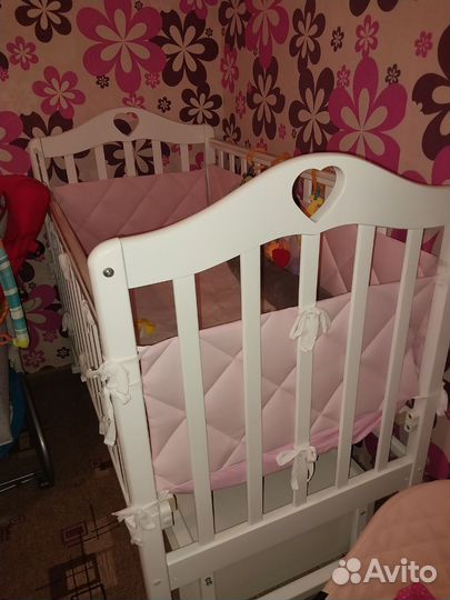 Детская кроватка с маятником и ящиком