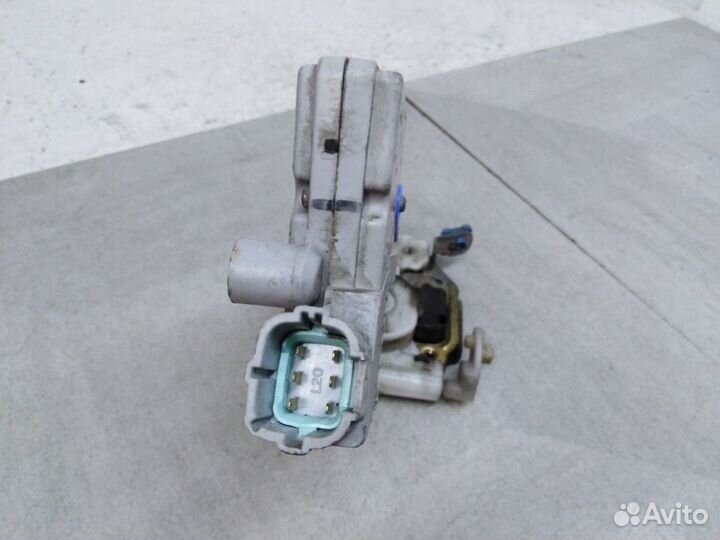 Замок двери передней левой