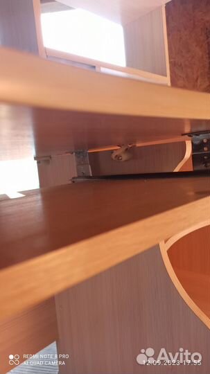 Стол состояние 4+повреждения с низу стола