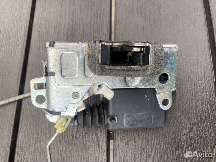 Замок передней правой двери renault
