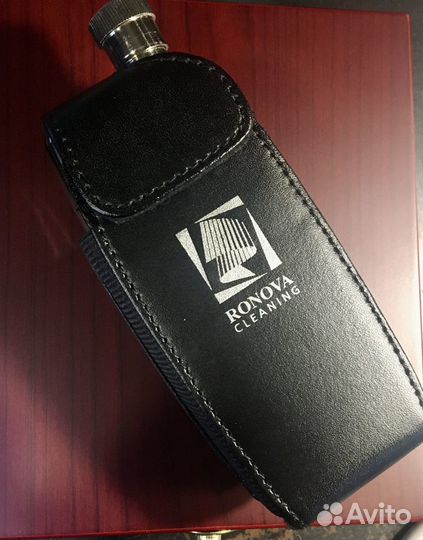 Хромированная подарочная фляжка в кожаном чехле