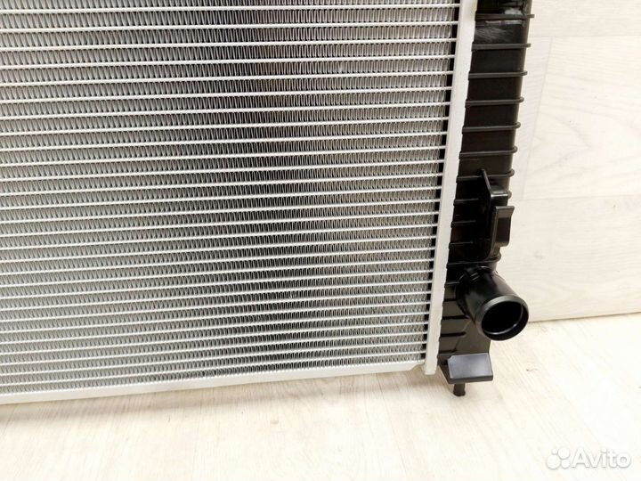 Радиатор охлаждения Jeep Grand Cherokee (WK2)