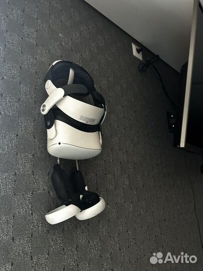 Очки виртуальной реальности с джойстиками