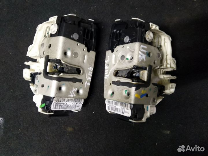 Замок задней боковой двери Grand Cherokee WK2