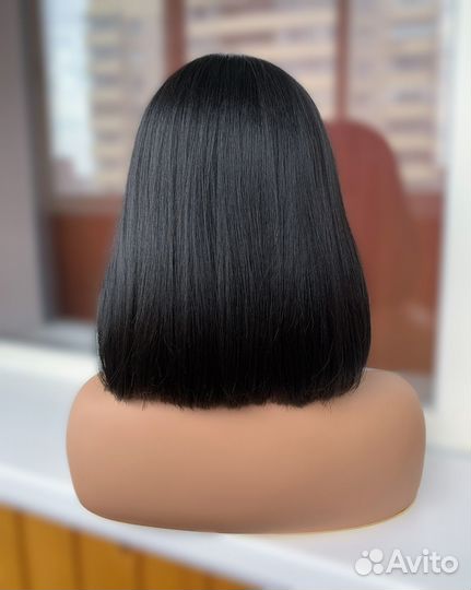 Черный парик каре с челкой