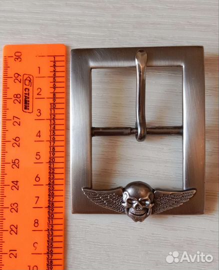 Металлическая пряжка с черепом
