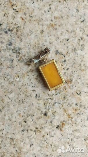 Советские значки с янтарем