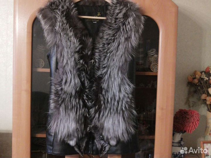 Жилетка кожаная с мехом из чернобурки