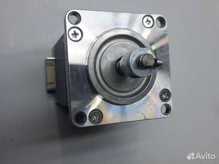 Шаговый двигатель