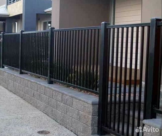 Забор из профильных труб с ковкой