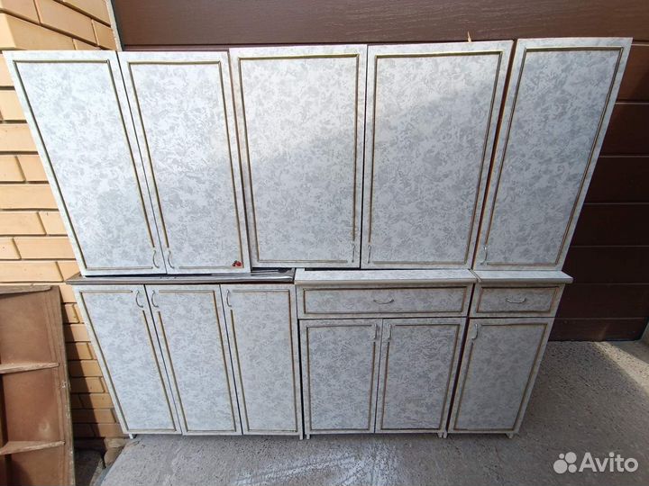 Красивая кухня с мойкой и смесителем доставка