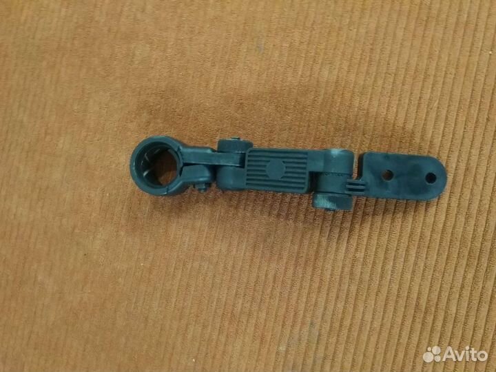 Держатель заднего крыла